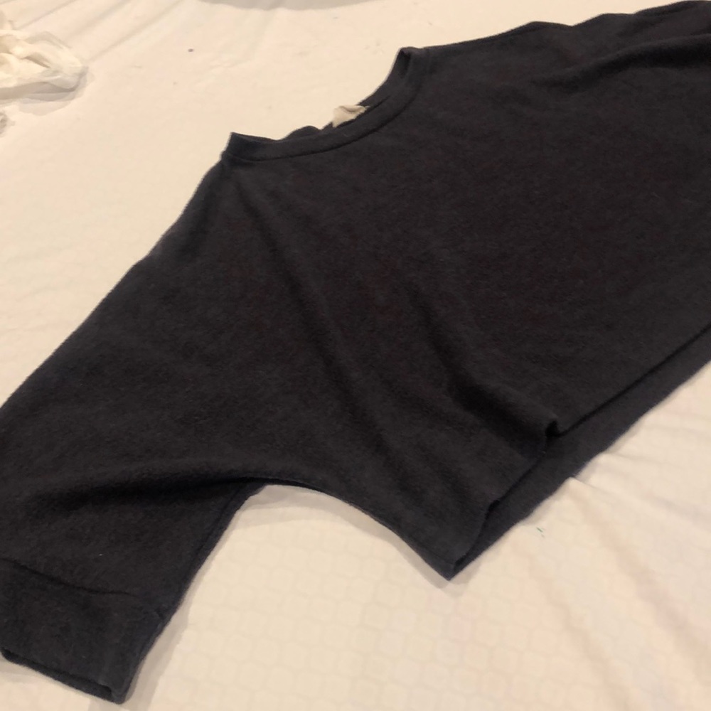 Cropped black microfiber shirt